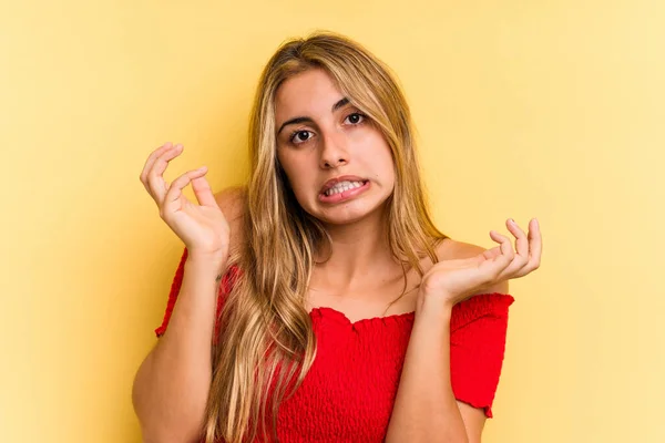 Joven Mujer Rubia Caucásica Aislada Sobre Fondo Amarillo Dudando Encogiéndose —  Fotos de Stock