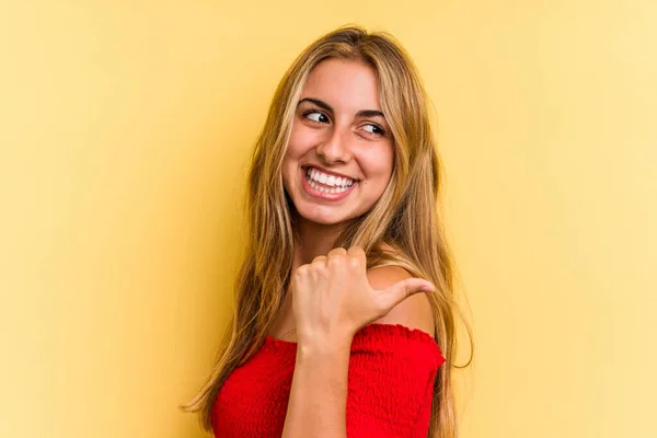 Junge Kaukasische Blonde Frau Isoliert Auf Gelbem Hintergrund Zeigt Mit — Stockfoto