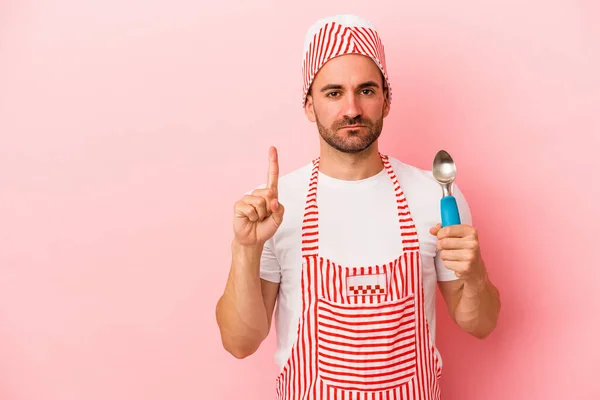 Giovane Gelatiere Uomo Tenendo Cucchiaio Isolato Sfondo Rosa Mostrando Numero — Foto Stock