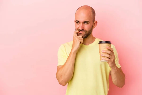 Joven Calvo Caucásico Sosteniendo Café Para Llevar Aislado Sobre Fondo — Foto de Stock