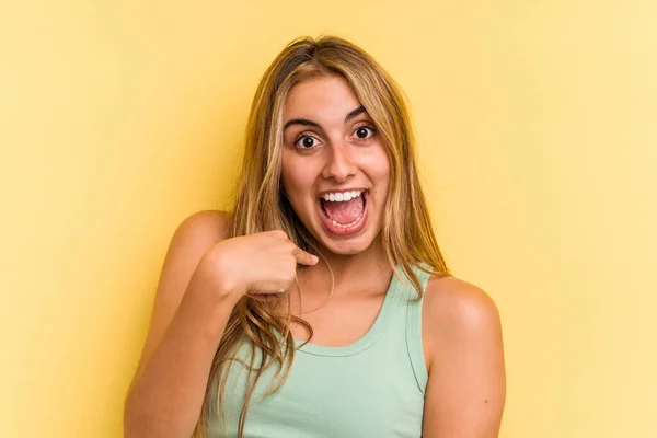Young Caucasian Blonde Woman Isolated Yellow Background Surprised Pointing Finger — Stock Photo, Image