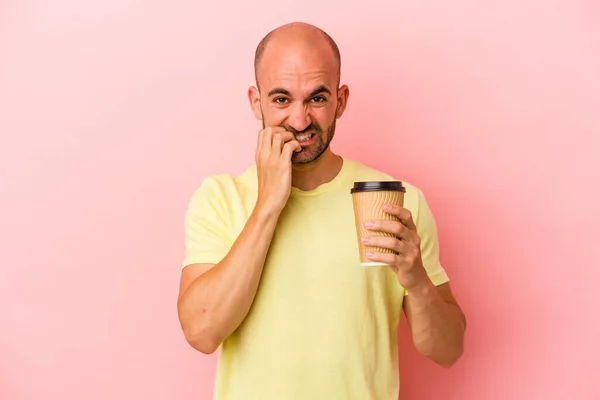 Młody Biały Łysy Człowiek Trzymając Wziąć Kawę Wyizolowany Różowym Tle — Zdjęcie stockowe