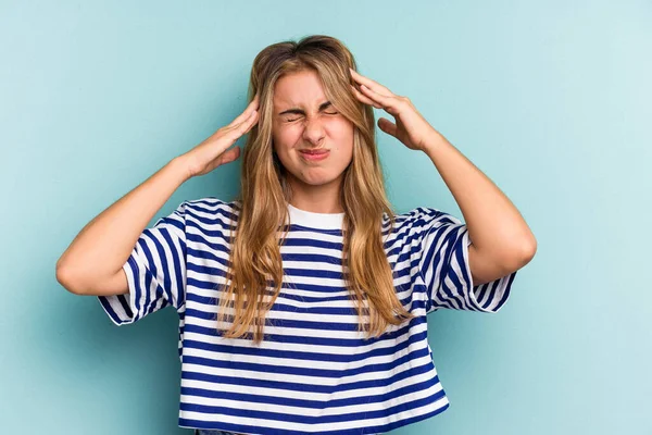 Joven Mujer Rubia Caucásica Aislada Sobre Fondo Azul Tocando Las —  Fotos de Stock