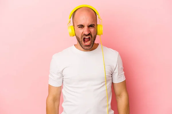 Ung Kaukasisk Skallig Man Lyssnar Musik Isolerad Rosa Bakgrund Skriker — Stockfoto