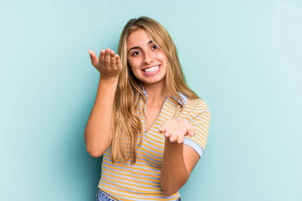 Jeune Femme Blonde Caucasienne Isolée Sur Fond Bleu Fait Échelle — Photo