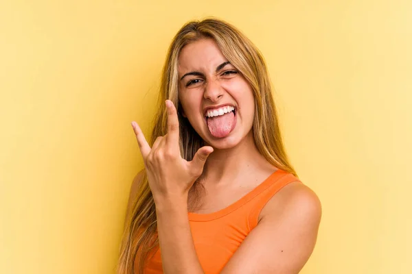 Jonge Kaukasische Blonde Vrouw Geïsoleerd Gele Achtergrond Tonen Rock Gebaar — Stockfoto
