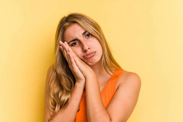 Mladý Kavkazský Blondýny Žena Izolované Žlutém Pozadí Zívání Ukazující Unavené — Stock fotografie