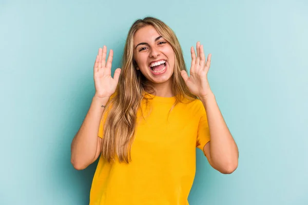 Joven Mujer Rubia Caucásica Aislada Sobre Fondo Azul Ríe Voz — Foto de Stock