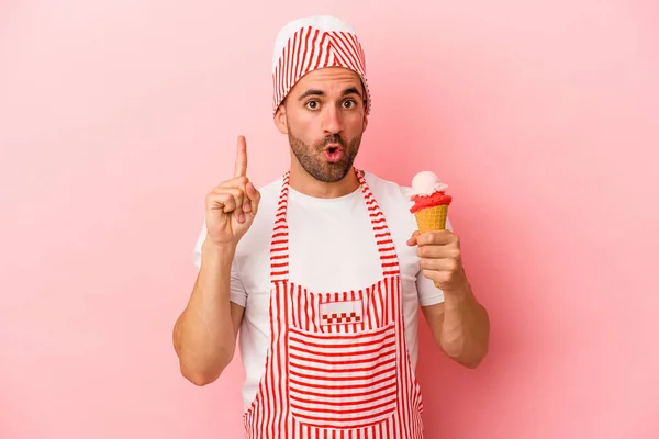 Jonge Ijsmaker Man Met Ijs Geïsoleerd Roze Achtergrond Met Een — Stockfoto