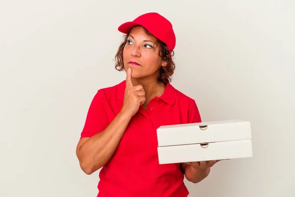 Middle Age Delivery Woman Taking Pizzas Isolated White Background Looking — Stock Photo, Image