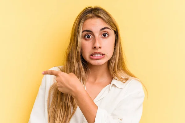 Giovane Donna Bionda Caucasica Isolata Sfondo Giallo Che Punta Verso — Foto Stock