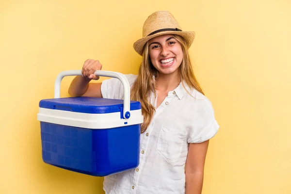 Joven Mujer Caucásica Sosteniendo Refrigerador Aislado Sobre Fondo Amarillo Feliz —  Fotos de Stock