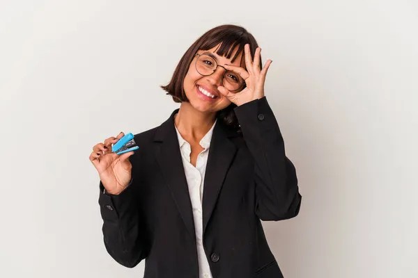 Junge Geschäftsfrau Mit Gemischter Rasse Hält Einen Hefter Isoliert Auf — Stockfoto