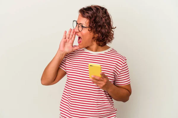 Mulher Latina Meia Idade Isolada Fundo Branco Gritando Segurando Palma — Fotografia de Stock