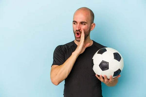 Jovem Homem Careca Negócios Jogando Futebol Isolado Fundo Azul Está — Fotografia de Stock