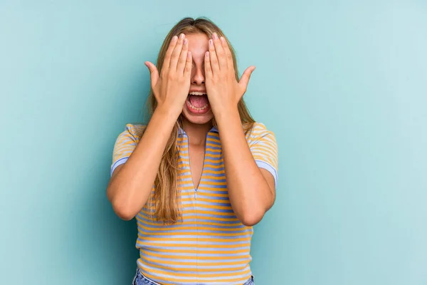 Ung Kaukasiska Blond Kvinna Isolerad Blå Bakgrund Har Roligt Att — Stockfoto