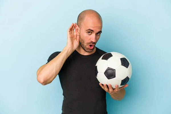기업인 대머리 남자가 소문을 배경에서 고립된 축구를 있습니다 — 스톡 사진