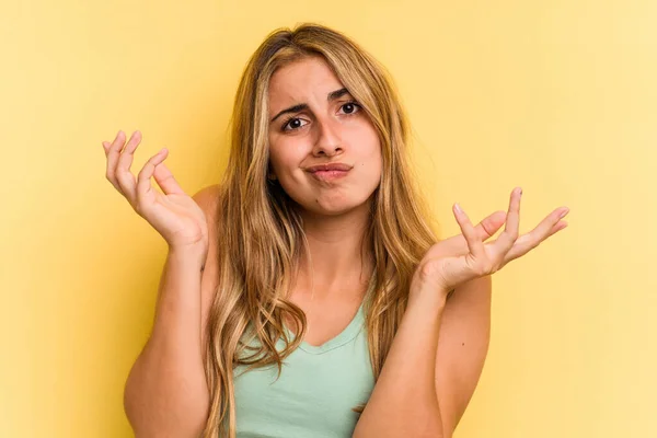 Giovane Donna Bionda Caucasica Isolata Sfondo Giallo Che Dubita Scuote — Foto Stock