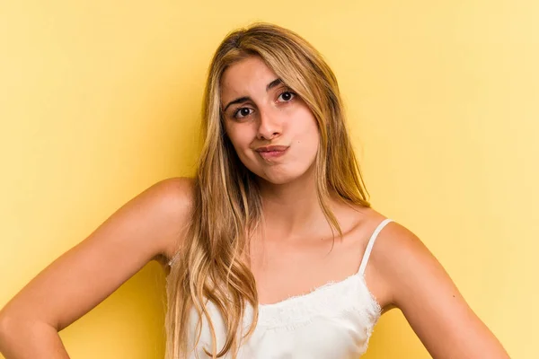 Joven Mujer Rubia Caucásica Aislada Sobre Fondo Amarillo Confundida Siente — Foto de Stock