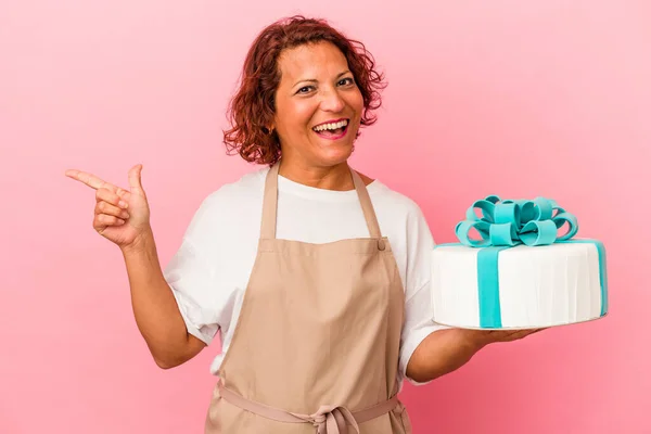 Middle Age Pastry Latin Woman Holding Cake Isolated Pink Background —  Fotos de Stock