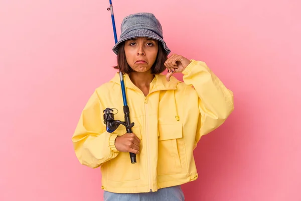 Ung Blandras Kvinna Övar Fiske Isolerad Rosa Bakgrund Visar Motbjudande — Stockfoto