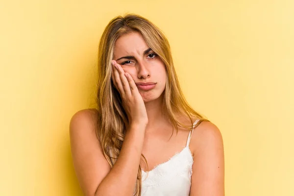 Jonge Kaukasische Blonde Vrouw Geïsoleerd Gele Achtergrond Die Verdrietig Duur — Stockfoto