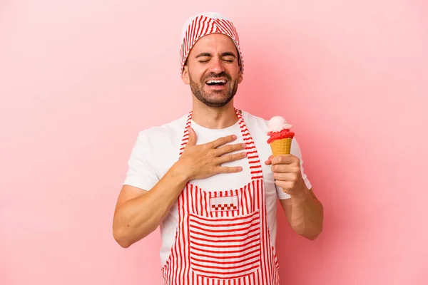 Jonge Ijsmaker Man Met Ijs Geïsoleerd Roze Achtergrond Lacht Luid — Stockfoto