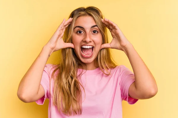 Ung Kaukasiska Blond Kvinna Isolerad Gul Bakgrund Får Trevlig Överraskning — Stockfoto