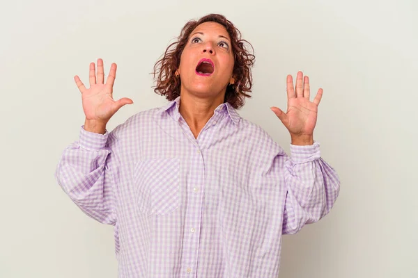 Middle Age Latin Woman Isolated White Background Screaming Sky Looking — ストック写真