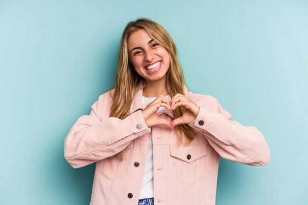 Ung Kaukasiska Blond Kvinna Isolerad Blå Bakgrund Ler Och Visar — Stockfoto