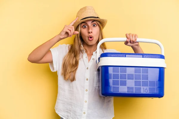 Young Caucasian Woman Holding Refrigerator Isolated Yellow Background Having Idea — Stock Photo, Image