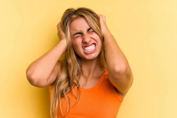 Joven Mujer Rubia Caucásica Aislada Sobre Fondo Amarillo Cubriendo Orejas — Foto de Stock