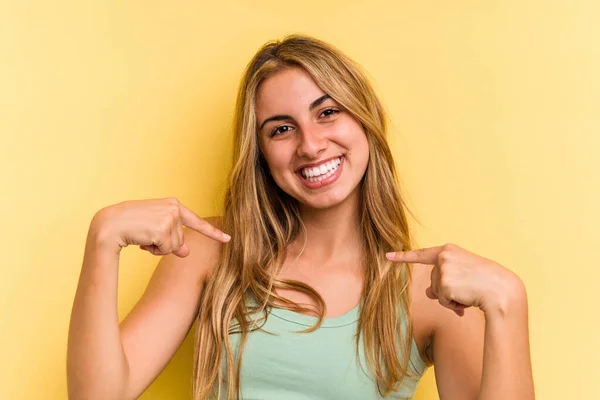 Jeune Femme Blonde Caucasienne Isolée Sur Fond Jaune Personne Pointant — Photo