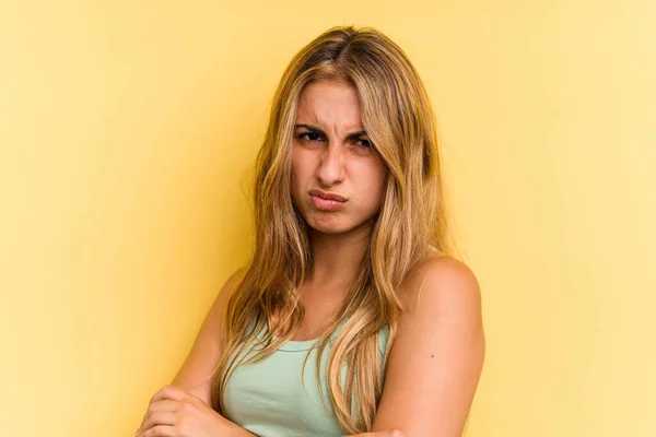 Joven Mujer Rubia Caucásica Aislada Sobre Fondo Amarillo Frunciendo Ceño —  Fotos de Stock