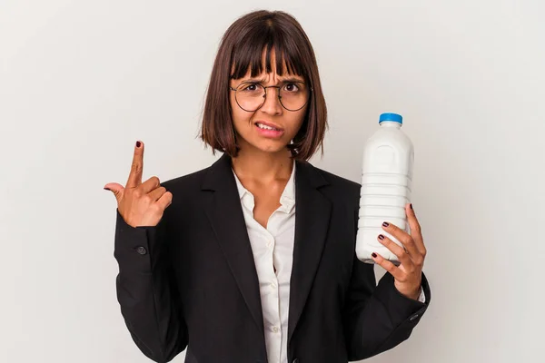 若いです混合レースビジネス女性保持していますミルクボトル隔離された白の背景を示しています失望ジェスチャーで前指 — ストック写真