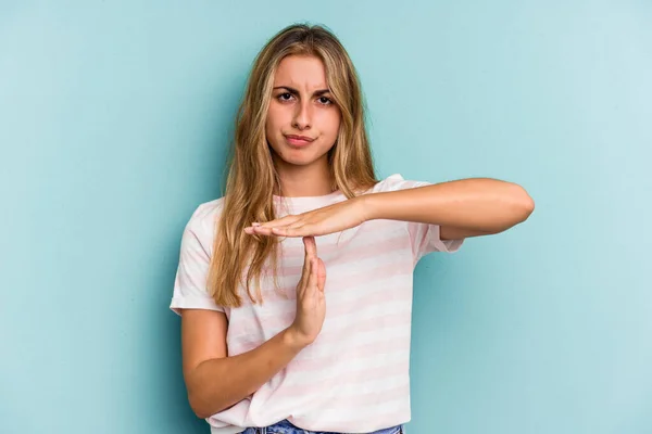 Jong Kaukasisch Blond Vrouw Geïsoleerd Blauwe Achtergrond Tonen Een Timeout — Stockfoto