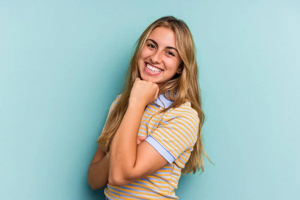 Mladý Kavkazský Blondýny Žena Izolované Modrém Pozadí Usmívat Šťastný Sebejistý — Stock fotografie