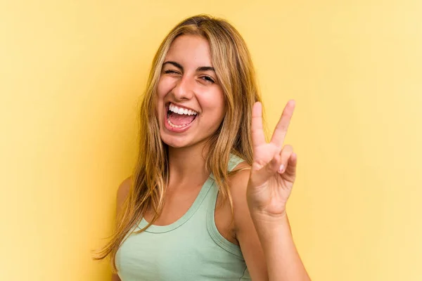 Young Caucasian Blonde Woman Isolated Yellow Background Showing Number Two — Stock Photo, Image
