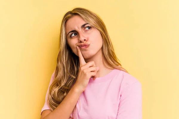 Joven Rubia Caucásica Aislada Sobre Fondo Amarillo Contemplando Planeando Una —  Fotos de Stock