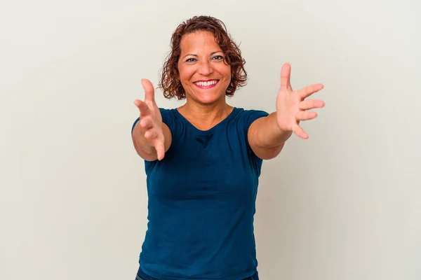 Medelålders Latinamerikansk Kvinna Isolerad Vit Bakgrund Känns Säker Att Kram — Stockfoto