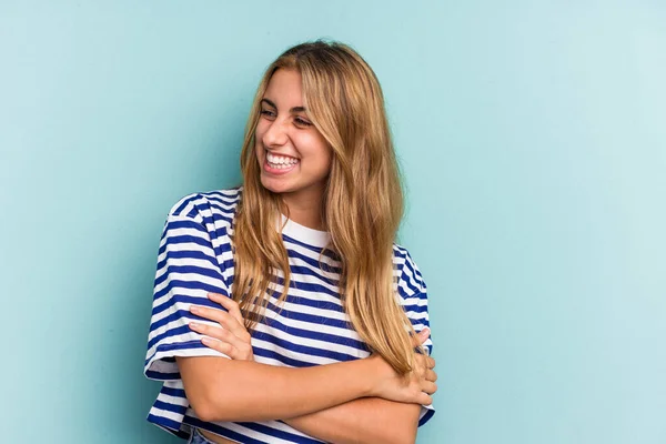 Junge Kaukasische Blonde Frau Isoliert Auf Blauem Hintergrund Lächelt Selbstbewusst — Stockfoto