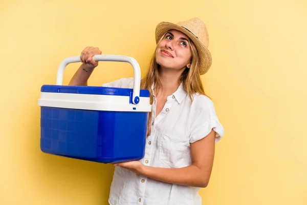 Buzdolabını Tutan Genç Beyaz Kadın Sarı Arka Planda Izole Edilmiş — Stok fotoğraf