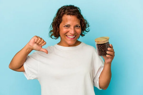 Mulher Latina Meia Idade Segurando Frasco Café Isolado Fundo Azul — Fotografia de Stock