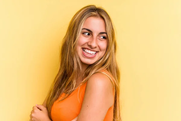 Giovane Donna Bionda Caucasica Isolata Sfondo Giallo Ridere Divertirsi — Foto Stock