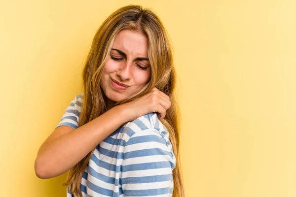 Young Caucasian Blonde Woman Isolated Yellow Background Having Shoulder Pain — Stock Photo, Image