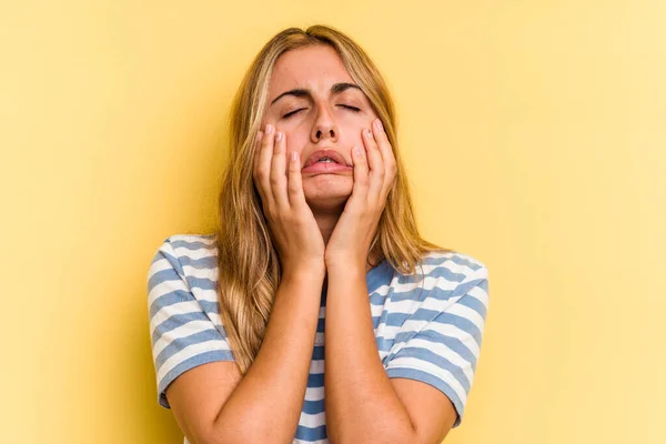 Joven Mujer Rubia Caucásica Aislada Sobre Fondo Amarillo Llorando Infeliz —  Fotos de Stock