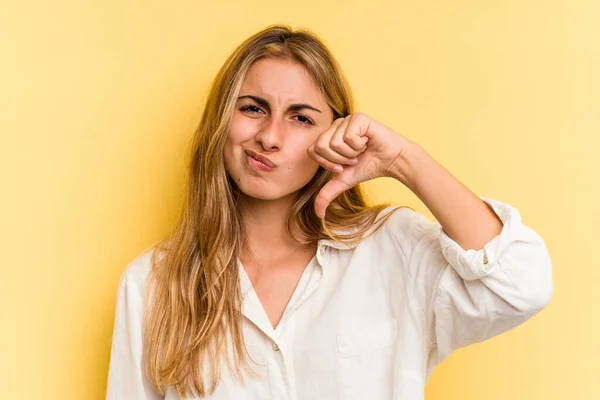 Joven Mujer Rubia Caucásica Aislada Sobre Fondo Amarillo Mostrando Pulgar —  Fotos de Stock