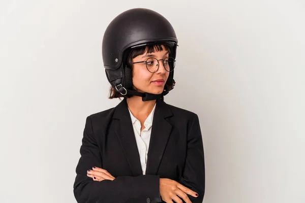 年轻的混血女商人头戴摩托车头盔 相形见绌 面带微笑 快乐而愉快 — 图库照片