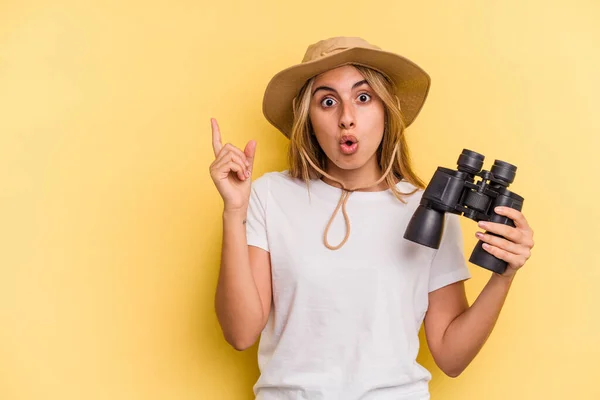 Junge Kaukasische Frau Mit Fernglas Auf Gelbem Hintergrund Das Zur — Stockfoto