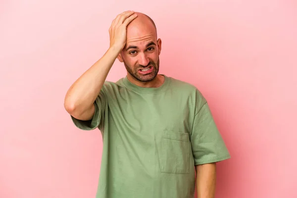 Jovem Homem Careca Caucasiano Isolado Fundo Rosa Sendo Chocado Ela — Fotografia de Stock